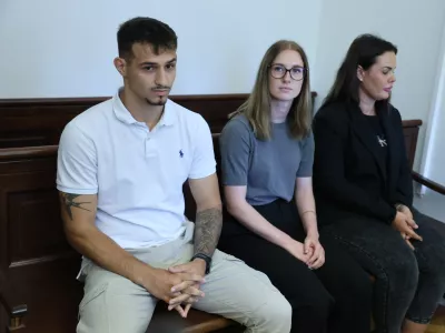 Tožilstvo: Policist ga je davil, čeprav je že nehal dihati