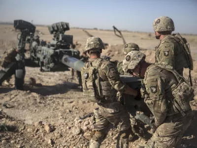 FILE - In this June 10, 2017 photo provided by Operation Resolute Support, U.S. Soldiers with Task Force Iron maneuver an M-777 howitzer, so it can be towed into position at Bost Airfield, Afghanistan. Reversing his past calls for a speedy exit, U.S. President Donald Trump recommitted the United States to the 16-year-old war in Afghanistan Monday night, Aug. 21, 2017, declaring U.S. troops must "fight to win." He pointedly declined to disclose how many more troops will be dispatched to wage America's longest war.(U.S. Marine Corps photo by Sgt. Justin T. Updegraff, Operation Resolute Support via AP, File) / Foto: Sgt. Justin Updegraff