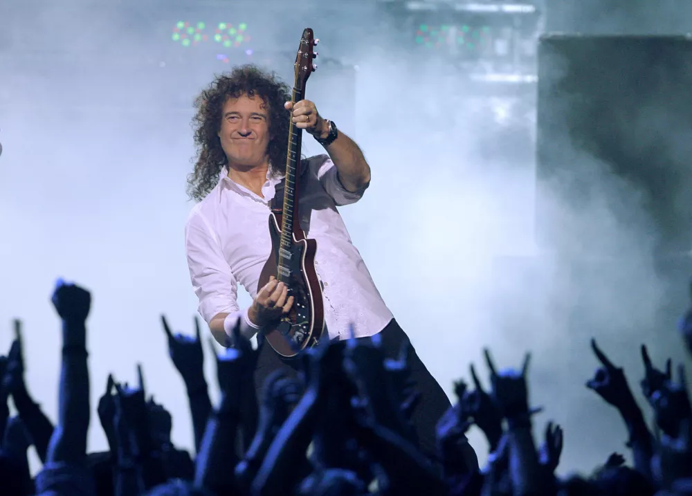 ** FILE ** Brian May of rock group Queen performs during the VH1 Rock Honors concert in Las Vegas on Thursday, May 25, 2006. Guitarist and songwriter Brian May has completed his doctorate in astrophysics three decades after he put academia on hold to form the rock group Queen. The rocker, awarded his qualification Thursday by London's Imperial College, said submitting his thesis, "Radial Velocities in the Zodiacal Dust Cloud," to supervisors was as nerve-racking as any stadium gig. (AP Photo/Jae C. Hong) / Foto: Jae C Hong
