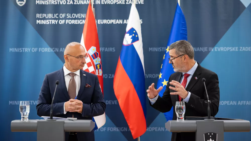 Ljubljana, Ministrstvo za zunanje in evropske zadeve.Obisk hrvaskega zunanjega ministra Gordana Grlica Radmana.Novinarska konferenca zunanjih ministrov Slovenije in Hrvaske, Toneta Kajzerja in Gordana Grlica Radmana.