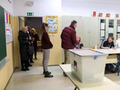 - Osnovna &scaron;ola Komenda Moste- 04.12.2022 - Lokalne volitve 2022 - drugi krog - volitve župana //FOTO: Bojan Veliknja