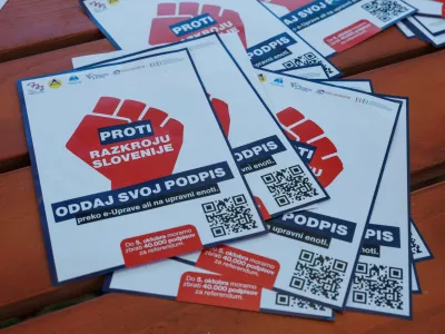 Ljubljana, pred Upravno enoto Ljubljana.Predsednik Gibanja Svoboda Robert Golob bo skupaj s poslancema Svobode Martinom Premkom in Saro Zibrat oddal podpis za razpis referenduma o interventnem zakonu.