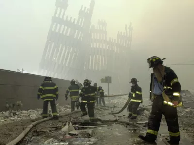 THEN-- With the skeleton of the World Trade Center twin towers in the background, New York City firefighters work amid debris on Cortlandt St. after the terrorist attacks of Tuesday, Sept. 11, 2001. (AP Photo/Mark Lennihan) / Foto: Mark Lennihan