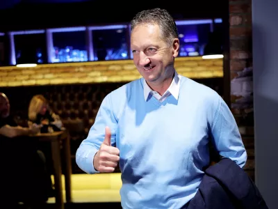 Koper, Snack Bar Zusterna.Lokalne volitve 2022.Kandidat stranke Koper je nas za zupana Mestne obcine Koper Boris Popovic med pricakovanjem rezultatov lokalnih volitev v Snack Baru Zusterna.
