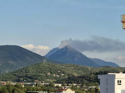 Požar je viden tudi iz bližnjega Ni&scaron;a. Foto: zajem zaslona