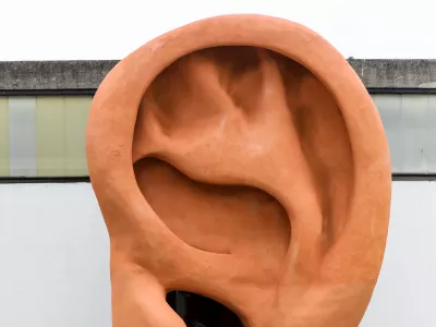 - simbolična fotografija, medčlove&scaron;ki odnosi, nasilje, psihologija, čustva, sluh, uho, svoboda govora -- Brazilski paviljon -- 21.04.2022 &ndash; ITALIJA - 59. Mednarodna razstava likovnih umetnosti Bene&scaron;ki bienale 2022//FOTO: Bojan Velikonja