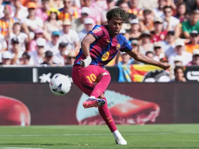 Barcelona's Lamine Yamal shoots the ball in an attempt to score during the Spanish La Liga soccer match between Valencia and Barcelona in Valencia, Spain, Sunday, Sept. 6, 2026. (AP Photo/Alberto Saiz)