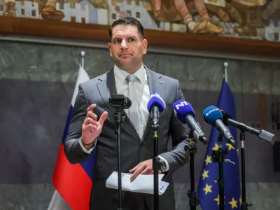 Ljubljana, DZ.Izredna seja DZ, na kateri so obravnavali zahtevo Specializiranega drzavnega tozilstva za odlocitev o dovoljenju za zacetek kazenskega postopka zoper poslanca Svobode Roberta Goloba v zadevi Bobnar.Izjava za medije predsednika DZ Zorana Stevanovica.