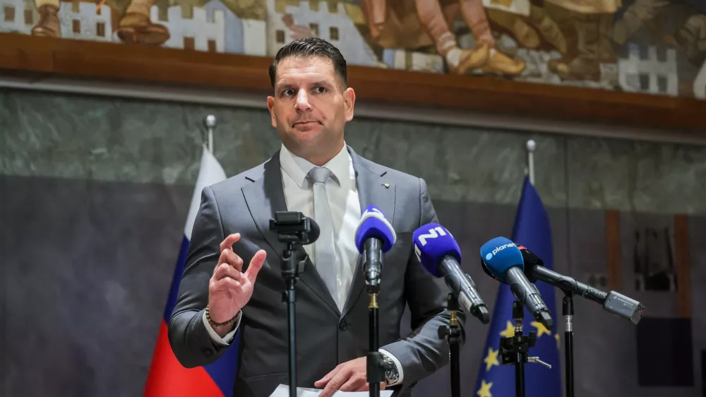 Ljubljana, DZ.Izredna seja DZ, na kateri so obravnavali zahtevo Specializiranega drzavnega tozilstva za odlocitev o dovoljenju za zacetek kazenskega postopka zoper poslanca Svobode Roberta Goloba v zadevi Bobnar.Izjava za medije predsednika DZ Zorana Stevanovica.