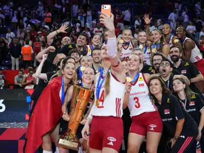 Turkey's Eda Erdem Dundar takes a selfie with her team and the trophy after winning the Women's Euro final volleyball match between Italy and Turkey in Istanbul, Sunday, Sept. 6, 2026. (AP Photo/Emrah Gurel)