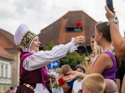 Od gledalcev do obrazov povorke: Sandra in Miha tradicijo živita tudi doma