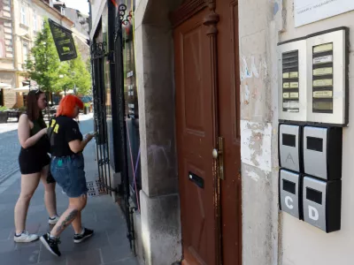 Več turistov, več apartmajev, večji spor: Kratkoročni najemi cvetijo, a nad njimi visijo omejitve