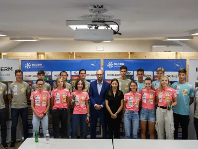 - Podpis sponzorske pogodbe maed Smučarsko zvezo in podjetjem Inotherm d.o.o.- Luka Steiner,- Nina &Scaron;enk Kosem, direktorica podjetja Inotherm d.o.o.- 07.09.2026. - Tiskovna konferenca smučarjev in smučark skakalk pred začetkom sezone v smučarskih skokih in poletih.