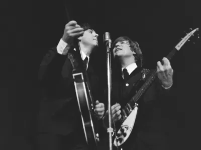 Paul McCartney in John Lennon &scaron;e v časih, ko so bili The Beatles srečna družina. Kasneje sta drug drugega napadala tudi preko besedil v pesmih. F Getty Images