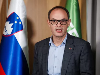 Ljubljana, ministrstvo za gospodarstvo.Novinarska konferenca ministrstva za gospodarstvo, delo in sport ob prvih 100 dneh delovanja vlade.Minister za gospodarstvo Anze Logar.