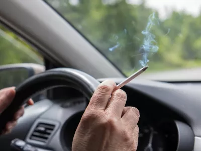 Kajenje za volanom je lahko nevarno, v prisotnosti mladoletne osebe v avtomobilu pa tudi prepovedano. 