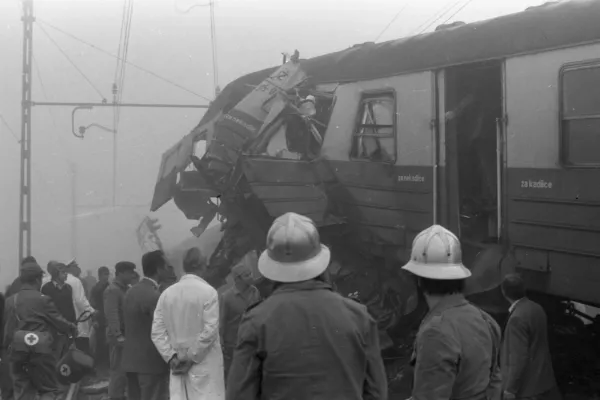 Trčenje vlakov na železni&scaron;ki postaji Preserje, 20. 9. 1976 / Foto: Marjan Ciglič/hrani Muzej Novej&scaron;e Zgodovine Slovenije