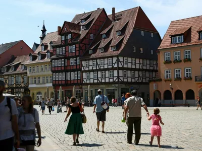 FILE PHOTO: A general view of the historical central plaza with its historic half-timbered construction in Quedlinburg, Saxony-Anhalt, Germany, August 4, 2026. Studies suggest the AfD's rise is fuelled by a lingering sense of economic disadvantage, 36 years after East and West Germany united, and of neglect by a political establishment still largely rooted in the West. REUTERS/Lisi Niesner/File Photo / Foto: Lisi Niesner