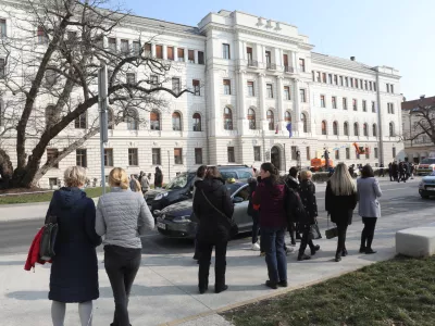 - 07.03.2022 - Vrhovno sodi&scaron;če Ljubljana, Tavčarjeva 9 - bombni preplah v sodni palači - zaradi grožnje z bombo so izpraznili ljubljansko sodno palačo//FOTO: Tomaž Skale