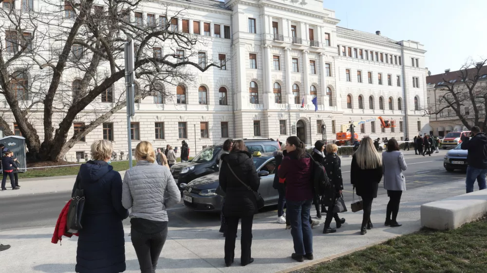 - 07.03.2022 - Vrhovno sodi&scaron;če Ljubljana, Tavčarjeva 9 - bombni preplah v sodni palači - zaradi grožnje z bombo so izpraznili ljubljansko sodno palačo//FOTO: Tomaž Skale