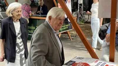 Ljubljana, pred upravno enoto na Linhartovi cesti.Oddaja podpisa za razpis referenduma o ZIURS prvega predsednika Slovenije Milana Kucana.