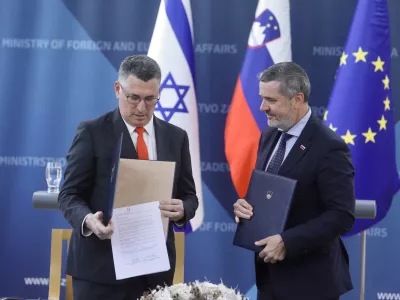 Veselje diplomatov in protesti civilne družbe ob odprtju veleposlani&scaron;tva