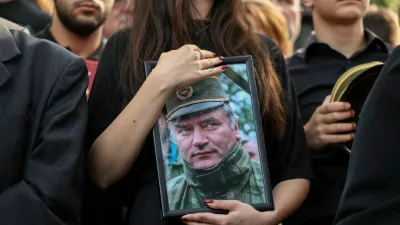 FILE PHOTO: People attend a funeral of former Bosnian Serb wartime general Ratko Mladic at the Topcider Cemetery in Belgrade, Serbia, September 7, 2026. REUTERS/Zorana Jevtic/File Photo / Foto: Zorana Jevtic