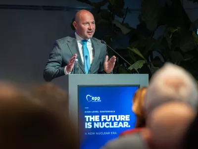 Ljubljana, GZS.Evropski poslanec Matej Tonin (EPP) je gostil mednarodno konferenco Prihodnost je jedrska, na kateri so sodelovali kljucni politicni odlocevalci, predstavniki vodilnih tehnoloskih podjetij in raziskovalci iz vse Evrope.Minister za infrastrukturo Jernej Vrtovec.
