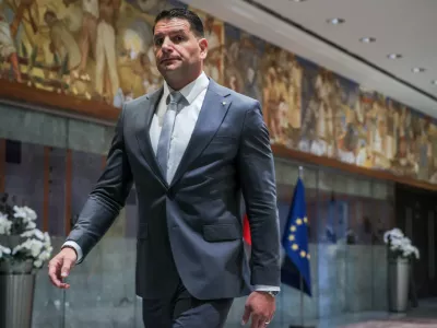 Ljubljana, DZ.Izredna seja DZ, na kateri so obravnavali zahtevo Specializiranega drzavnega tozilstva za odlocitev o dovoljenju za zacetek kazenskega postopka zoper poslanca Svobode Roberta Goloba v zadevi Bobnar.Izjava za medije predsednika DZ Zorana Stevanovica.
