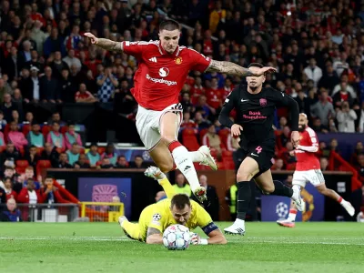 Soccer Football - UEFA Champions League - Manchester United v Sabah - Old Trafford, Manchester, Britain - September 10, 2026 Manchester United's Benjamin Sesko in action with Sabah's Stas Pokatilov before scoring their third goal Action Images via Reuters/Lee Smith