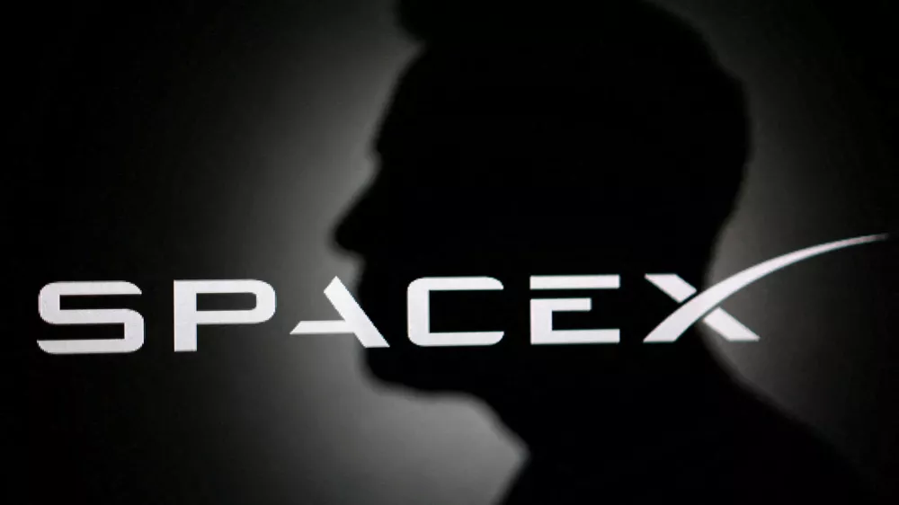 FILE PHOTO: The silhouette of Elon Musk and SpaceX logo are seen in this illustration taken June 11, 2026. REUTERS/Dado Ruvic/Illustration/File Photo