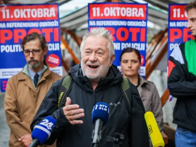 Ljubljana, pred palaco Kresija.Novinarska konferenca ob zacetku referendumske kampanje PROTI zakonu o parlamentarni preiskavi, na kateri so sodelovali pobudniki referenduma proti politicni policiji in organizatorji referendumske kampanje.
