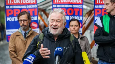 Ljubljana, pred palaco Kresija.Novinarska konferenca ob zacetku referendumske kampanje PROTI zakonu o parlamentarni preiskavi, na kateri so sodelovali pobudniki referenduma proti politicni policiji in organizatorji referendumske kampanje.