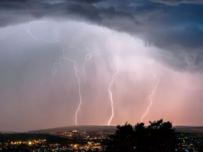 Lightning flashes during a summer thunderstorm in Mossingen, southern Germany, Friday night, July 17, 2026. (Nicklas Walther/dpa via AP) / Foto: Nicklas Walther