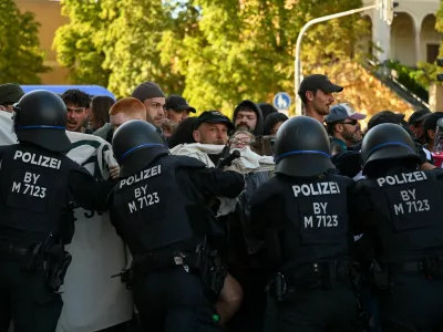 Police stop left-wing protesters from reaching a group of right-wing protesters, in Munich, Germany, September 12, 2026. REUTERS/Fariha Farooqui