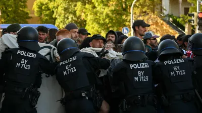 Police stop left-wing protesters from reaching a group of right-wing protesters, in Munich, Germany, September 12, 2026. REUTERS/Fariha Farooqui