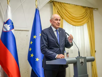 Brdo pri Kranju, Dvorec Brdo.Novinarska konferenca po redni seji vlade, na kateri so se seznanili z jesensko analizo Urada RS za makroekonomske analize in razvoj (Umar) gospodarskih gibanj.Predsednik vlade Janez Jansa.