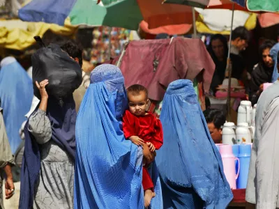 - Afganistan 2004 - burke - muslimansko žensko pokrivalo - muslimani,//FOTO: Tomaž Skale