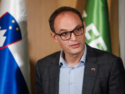Ljubljana, ministrstvo za gospodarstvo.Novinarska konferenca ministrstva za gospodarstvo, delo in sport ob prvih 100 dneh delovanja vlade.Minister za gospodarstvo Anze Logar.