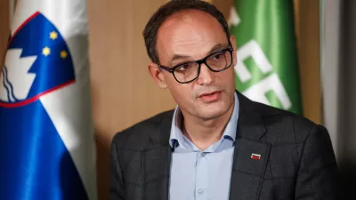 Ljubljana, ministrstvo za gospodarstvo.Novinarska konferenca ministrstva za gospodarstvo, delo in sport ob prvih 100 dneh delovanja vlade.Minister za gospodarstvo Anze Logar.