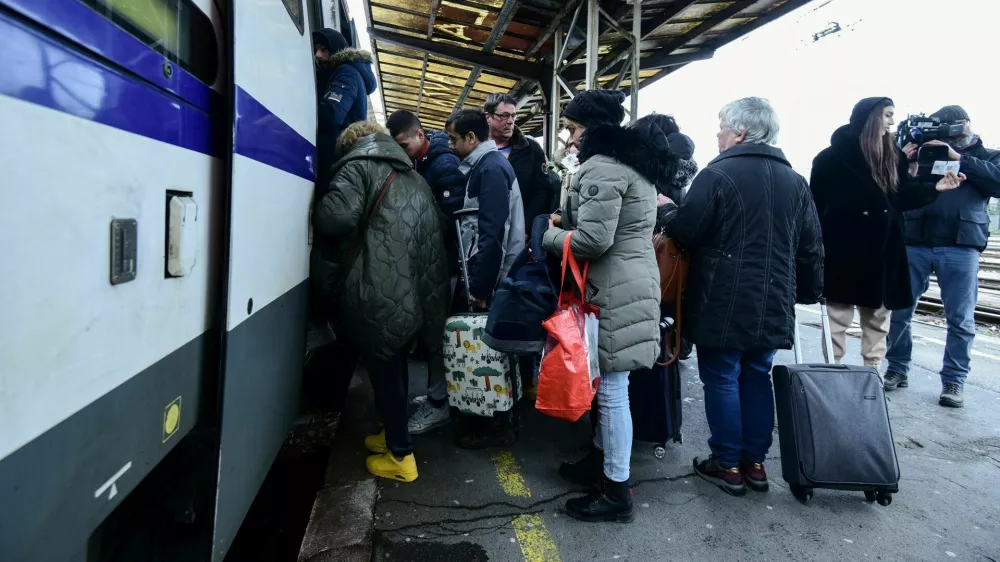 Gneča na vlaku iz Zagreba v Split je bila včeraj neizmerna, celo zmanjkalo je kart. Nekateri so tako morali več ur čakati na naslednjega. 