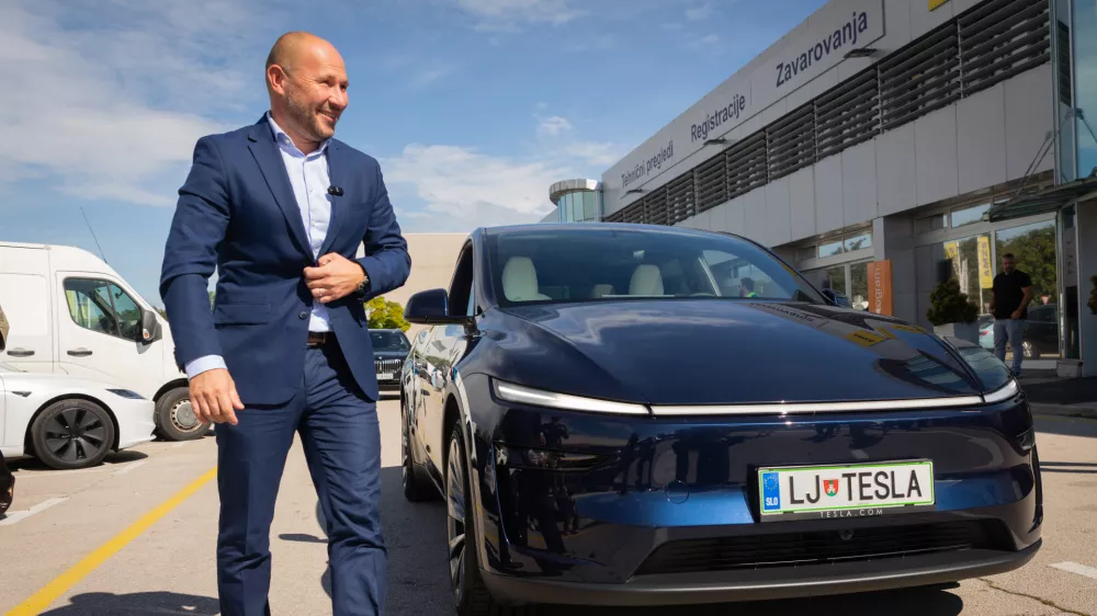 Ljubljana, Tesla Center Ljubljana.Minister za infrastrukturo in energetiko Jernej Vrtovec je obiskal Tesla Center Ljubljana, kjer je preizkusil napredni sistem avtonomne voznje pod nadzorom (FSD Supervised) in se seznanil z njegovim delovanjem v praksi.