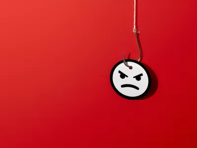 Digitalna komunikacija je lahko v določenih primerih bolj empatična, ker zmanj&scaron;a pritisk neposrednega stika.Zato velja razmislek za vse nas interne komunikatorje. Interno komunikacijo je treba oblikovati glede na konotacijo oziroma naravo sporočila (pozitivno/negativno), ne po univerzalnih pravilih. Člove&scaron;ko ne pomeni vedno osebno. Člove&scaron;ko pomeni situacijsko primerno."