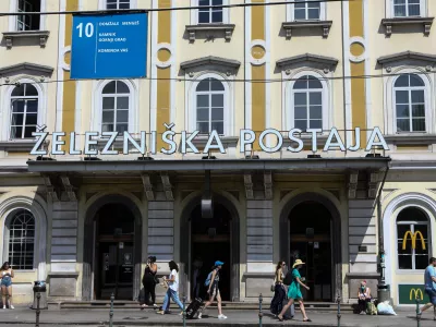 - 09.08.2022 &ndash; Železni&scaron;ka postaja Ljubljana &ndash; stavba  //FOTO: Luka Cjuha