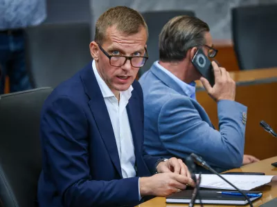 Ljubljana, DZ.Izredna seja DZ, na kateri so obravnavali predlog zakona o zacasnih ukrepih za ucinkovitejse izvajanje sistema dolgotrajne oskrbe.Poslanec Resnice Boris Mijic.