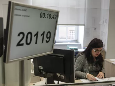 - javni uslužbenci - delavka za pultom - - 06.01.2015 - Upravna enota UE Ljubljana -Tobačna ulica 5 - javna uprava - javni sektor  //FOTO: Luka Cjuha.