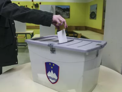 volilna skrinja- 20.12.2015 - referendum o noveli zakona o zakonski zvezi in družinskih razmerjih (ZZZDR-D) -    ///FOTO: Luka Cjuha.