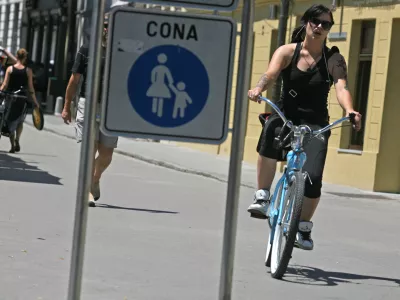 - kolesar na coni za pe&scaron;ce - kolesarji in pe&scaron;ci //FOTO: Luka Cjuha