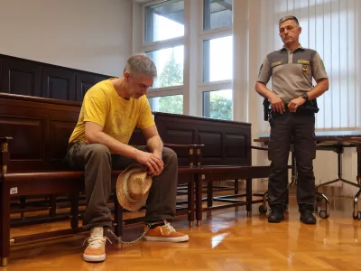 Zaplet na sodi&scaron;ču: ubil 25-letnika, dobil devet let zapora, nato pa od&scaron;el na prostost