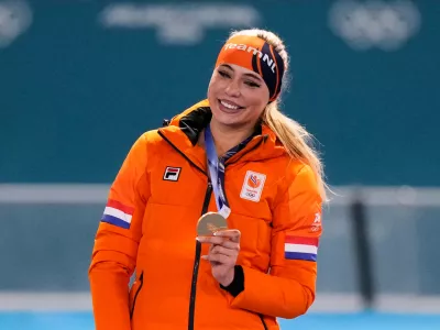 FILE - Jutta Leerdam, of the Netherlands, shows her gold medal after the women's 1,000 meters speedskating race at the 2026 Winter Olympics in Milan, Italy, Feb. 9, 2026. (AP Photo/Luca Bruno, File)
